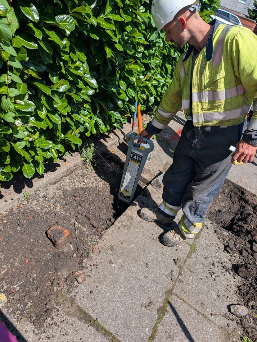 Operative using a C.A.T locator on site